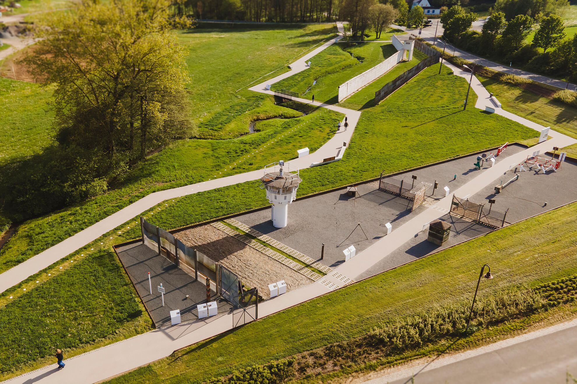 Blick auf das Außengelände des Deutsch‑Deutschen Museums Mödlareuth aus der Vogelperspektive