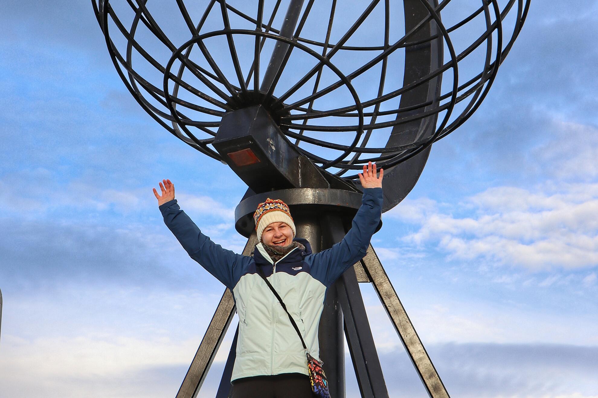 Prof Dr. Monique Dorsch steht vor einer Globus-Skulptur auf dem Nordkapplateau
