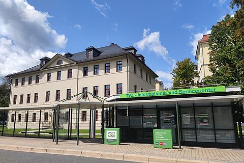 ZVV/VVV‑Geschäftsstelle an der Haltestelle Gartenhaus mit überdachtem Wartebereich.